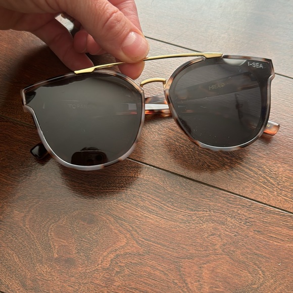 I-Sea Topanga Sunglasses - Snow Tort / Smoke Polarized - Picture 4 of 5